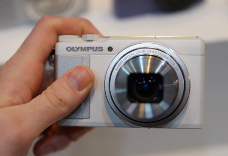 OLYMPUS-XZ-10-FI-HANDLING1.jpg
