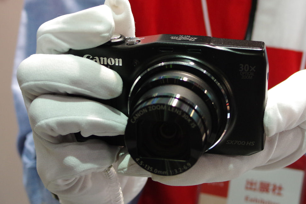 CANON-POWERSHOT-SX700-HS-HANDLING1.jpg