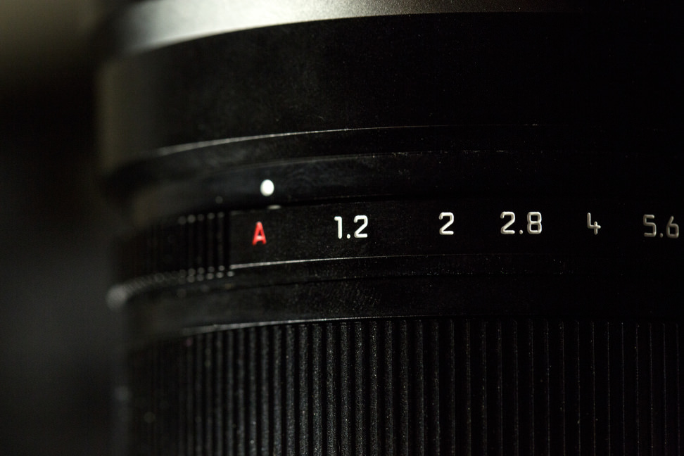 panasonic-42-5-f12-nocticron-review-design-aperture-ring.jpg
