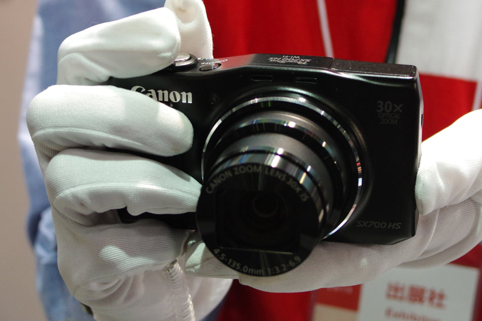 CANON-POWERSHOT-SX700-HS-HANDLING1.jpg