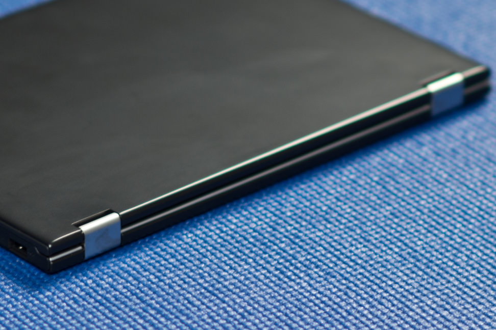 Lenovo-yoga-2-11-review-design-hinges.jpg