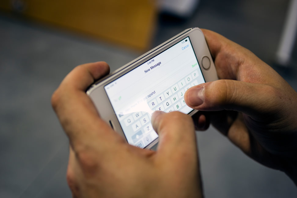 Apple-iPhone-5s-review-design-virtual-keyboard.jpg