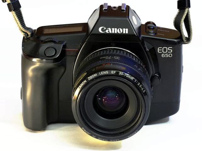 797px-Canon_EOS_650.jpg