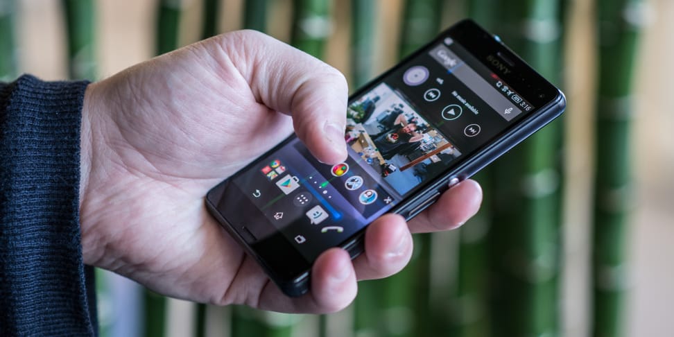 sony-xperia-z3-compact-review-design-handle.jpg