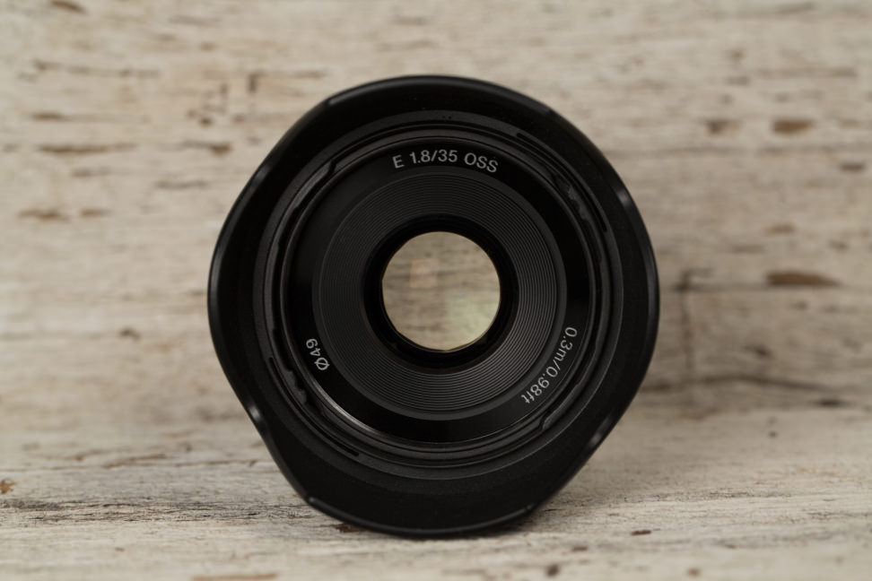 sony-35mm-f1p8-review-design-front.jpg
