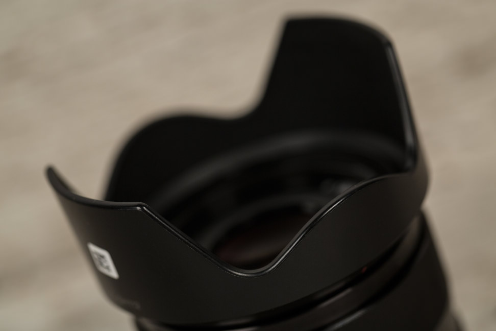 sony-35mm-f1p8-review-design-hood.jpg