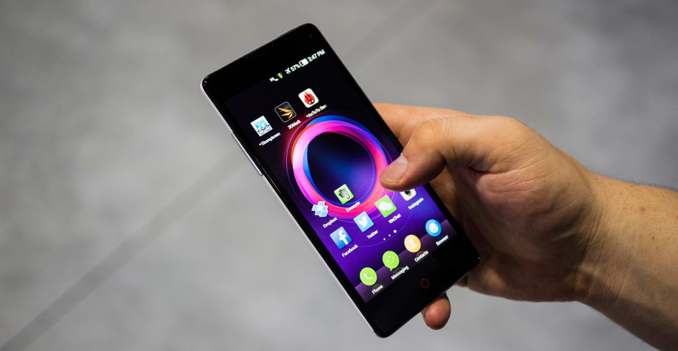 ZTE-NUBIA-5S-MINI-REVIEW-HANDLING.jpg